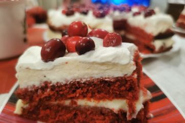 Attēls rakstam: Ciemos pie Latvijas ar sarkanbaltsarkano kūku. Man izdevās!