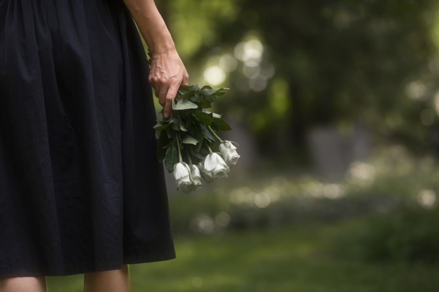 Lielvārdē sieviete pie mājām atrod ziedu pušķi ar sēru lenti