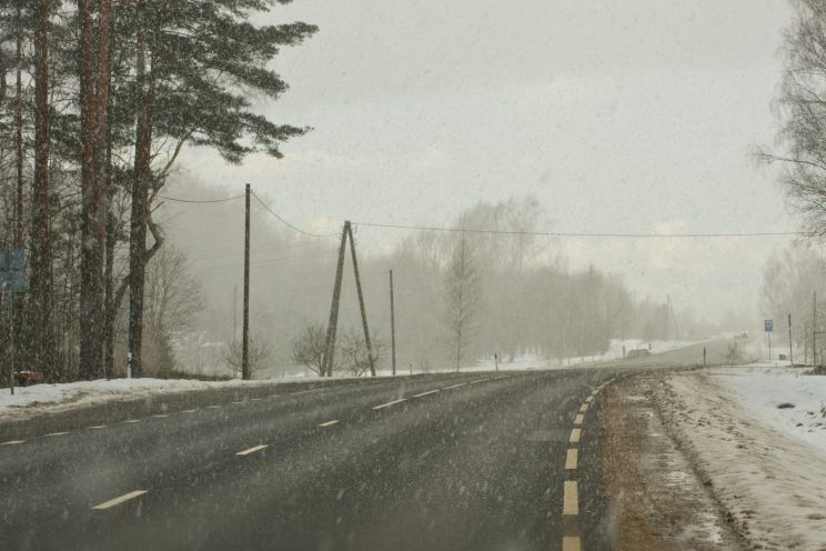 Attēls rakstam: Otrdienas rītā vietām autoceļi sniegoti un apledo