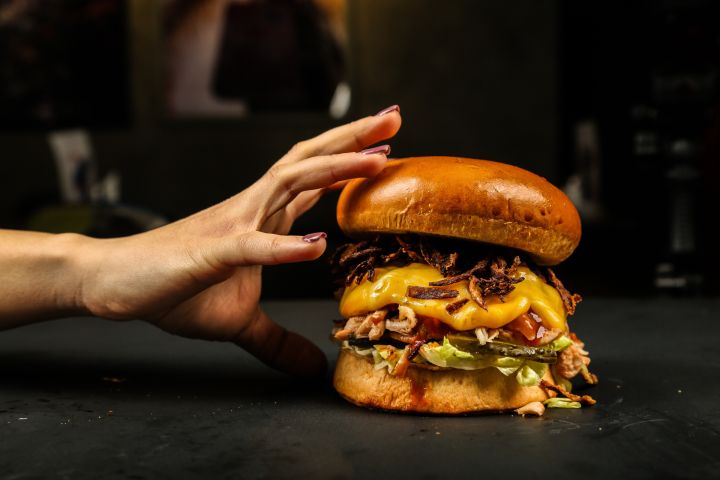 Valodnieki vienojas "smašburgerus" saukt par plānburgeriem vai plāngaļas burgeriem