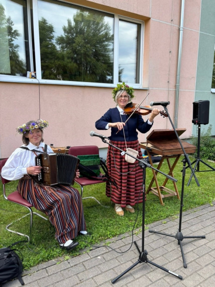 FOTO: Tā Jāņus sagaida "Zelta sietiņā": bērni paši gatavo sieru un iepazīst jāņuzāles
