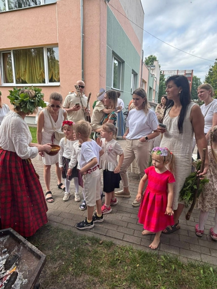 FOTO: Tā Jāņus sagaida "Zelta sietiņā": bērni paši gatavo sieru un iepazīst jāņuzāles