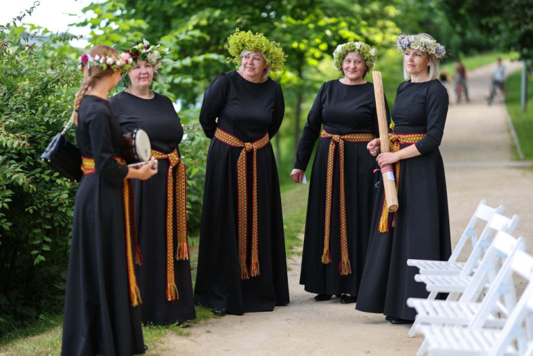 FOTO: Četri kori pieskandina Ogres promenādi cikla "Upes vakari" noslēguma koncertā