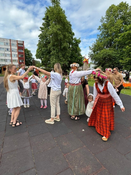FOTO: Tā Jāņus sagaida "Zelta sietiņā": bērni paši gatavo sieru un iepazīst jāņuzāles