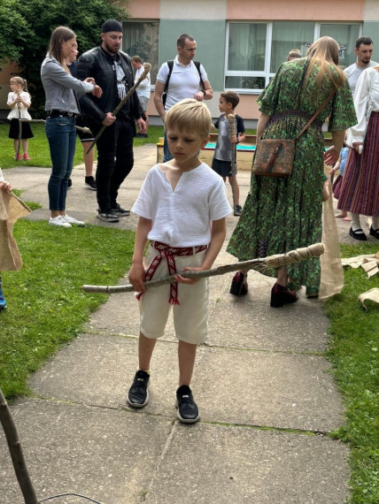 FOTO: Tā Jāņus sagaida "Zelta sietiņā": bērni paši gatavo sieru un iepazīst jāņuzāles