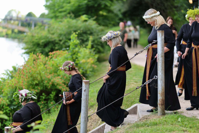 FOTO: Četri kori pieskandina Ogres promenādi cikla "Upes vakari" noslēguma koncertā
