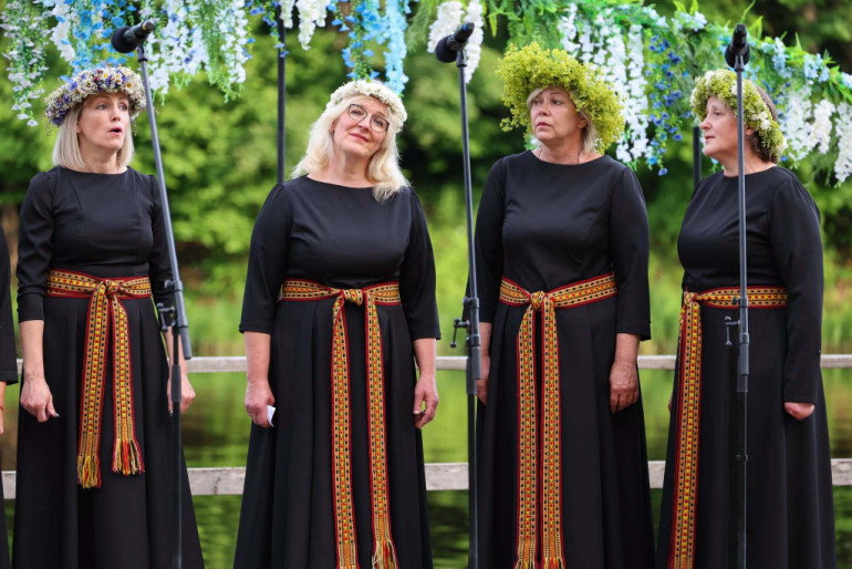 FOTO: Četri kori pieskandina Ogres promenādi cikla "Upes vakari" noslēguma koncertā