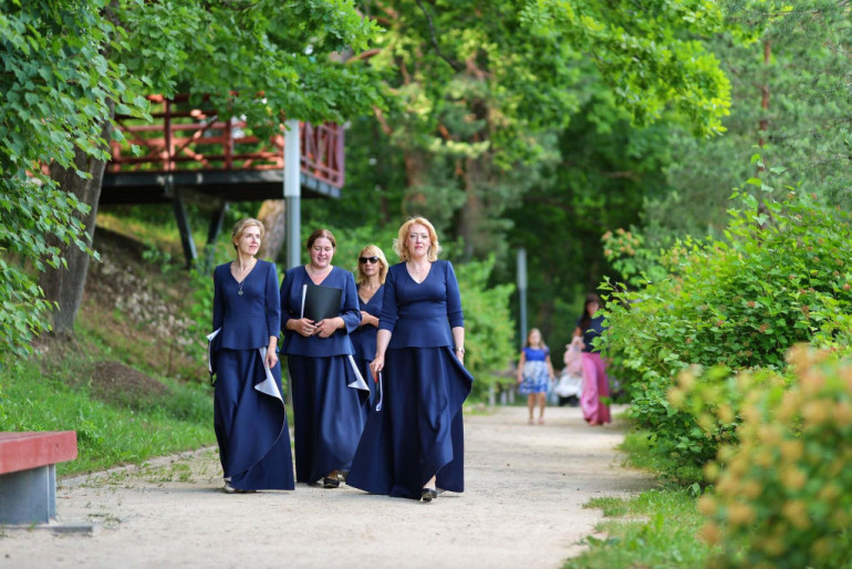 FOTO: Četri kori pieskandina Ogres promenādi cikla "Upes vakari" noslēguma koncertā
