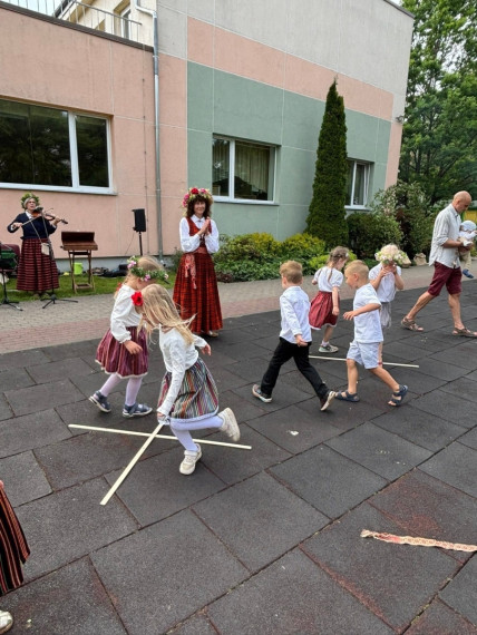 FOTO: Tā Jāņus sagaida "Zelta sietiņā": bērni paši gatavo sieru un iepazīst jāņuzāles