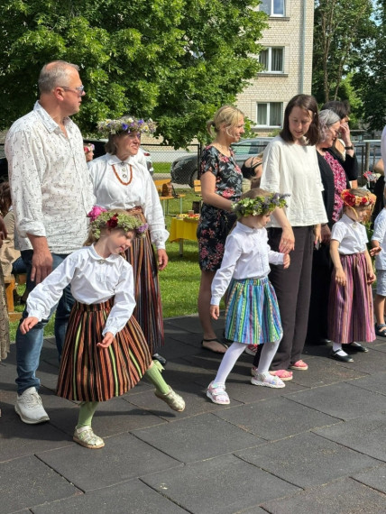FOTO: Tā Jāņus sagaida "Zelta sietiņā": bērni paši gatavo sieru un iepazīst jāņuzāles