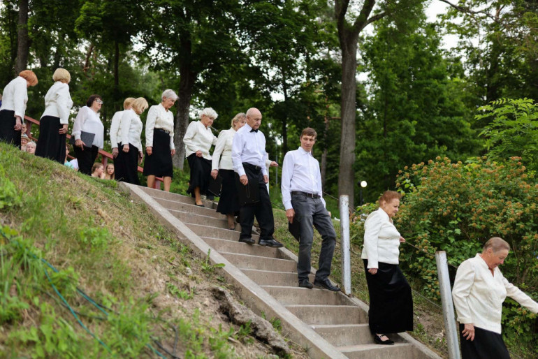 FOTO: Četri kori pieskandina Ogres promenādi cikla "Upes vakari" noslēguma koncertā
