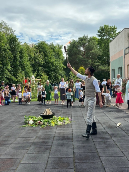 FOTO: Tā Jāņus sagaida "Zelta sietiņā": bērni paši gatavo sieru un iepazīst jāņuzāles