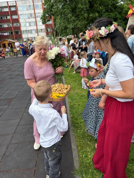 FOTO: Tā Jāņus sagaida "Zelta sietiņā": bērni paši gatavo sieru un iepazīst jāņuzāles