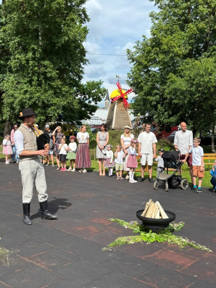 FOTO: Tā Jāņus sagaida "Zelta sietiņā": bērni paši gatavo sieru un iepazīst jāņuzāles