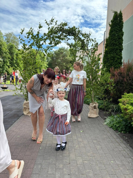 FOTO: Tā Jāņus sagaida "Zelta sietiņā": bērni paši gatavo sieru un iepazīst jāņuzāles