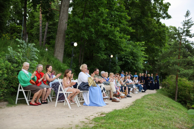 FOTO: Četri kori pieskandina Ogres promenādi cikla "Upes vakari" noslēguma koncertā