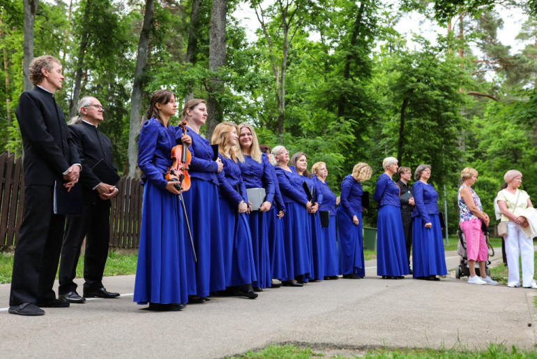 FOTO: Četri kori pieskandina Ogres promenādi cikla "Upes vakari" noslēguma koncertā