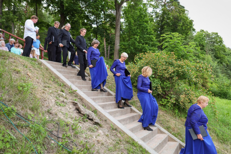 FOTO: Četri kori pieskandina Ogres promenādi cikla "Upes vakari" noslēguma koncertā