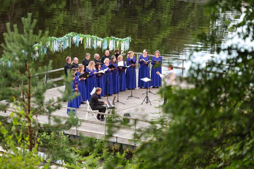 FOTO: Četri kori pieskandina Ogres promenādi cikla "Upes vakari" noslēguma koncertā