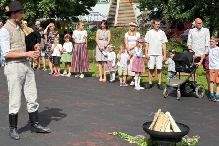 Attēls rakstam: FOTO: Tā Jāņus sagaida "Zelta sietiņā": bērni paši gatavo sieru un iepazīst jāņuzāles