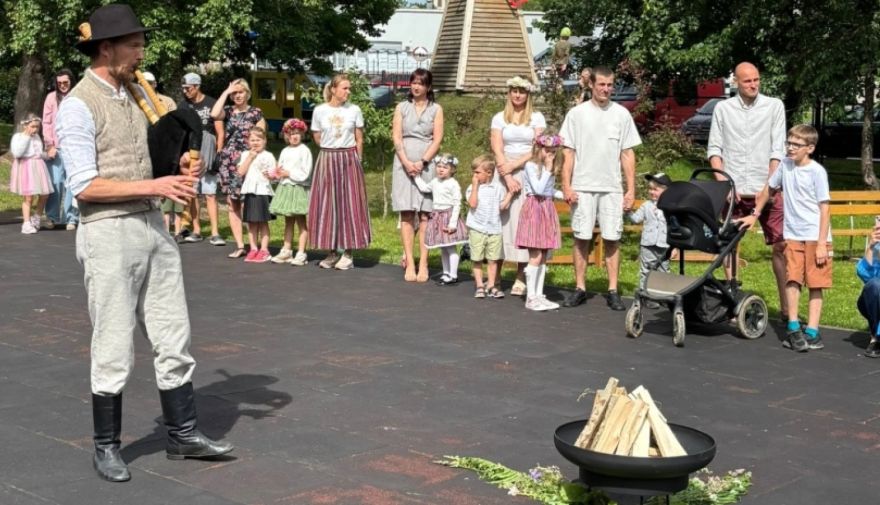 FOTO: Tā Jāņus sagaida "Zelta sietiņā": bērni paši gatavo sieru un iepazīst jāņuzāles
