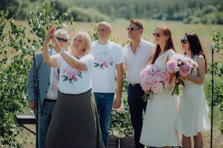 FOTO: Tūkstoš peoniju un Žoržs Siksna – Tomē aizvadīti krāšņi Peoniju svētki