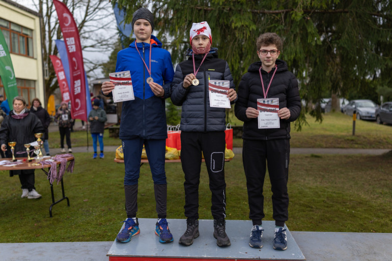 FOTO: Ogres novada sporta centra sportistiem izcili rezultāti Rembates apļa skrējienā