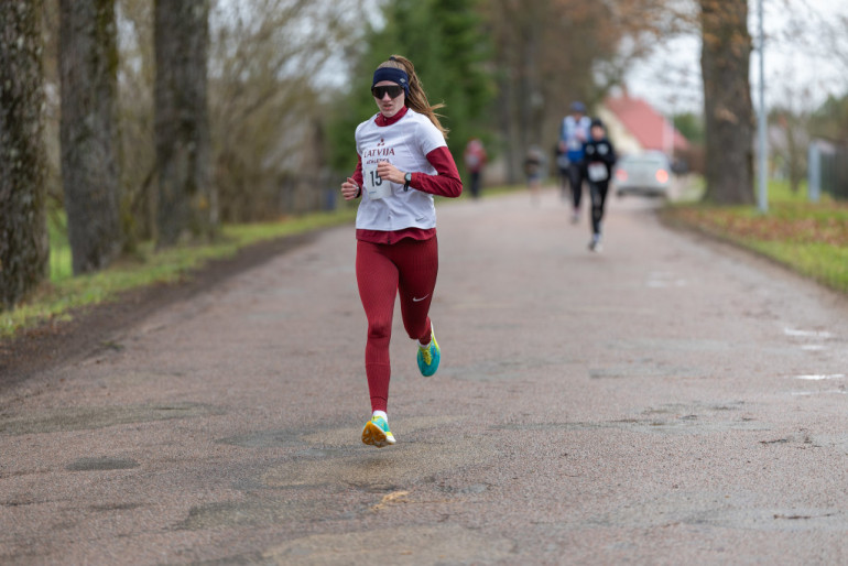 FOTO: Ogres novada sporta centra sportistiem izcili rezultāti Rembates apļa skrējienā