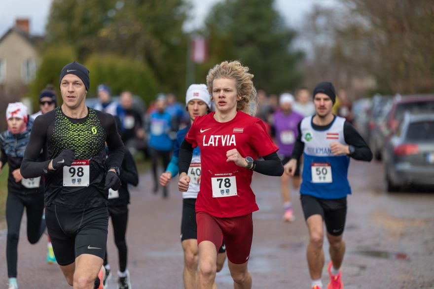 FOTO: Ogres novada sporta centra sportistiem izcili rezultāti Rembates apļa skrējienā