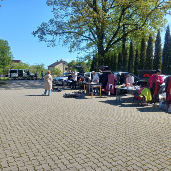 FOTO: Man lieks, tev prieks! Bagāžnieku tirgus Lēdmanē pulcē gan pārdevējus, gan pircējus
