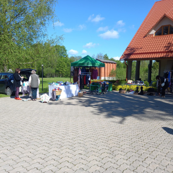 FOTO: Man lieks, tev prieks! Bagāžnieku tirgus Lēdmanē pulcē gan pārdevējus, gan pircējus