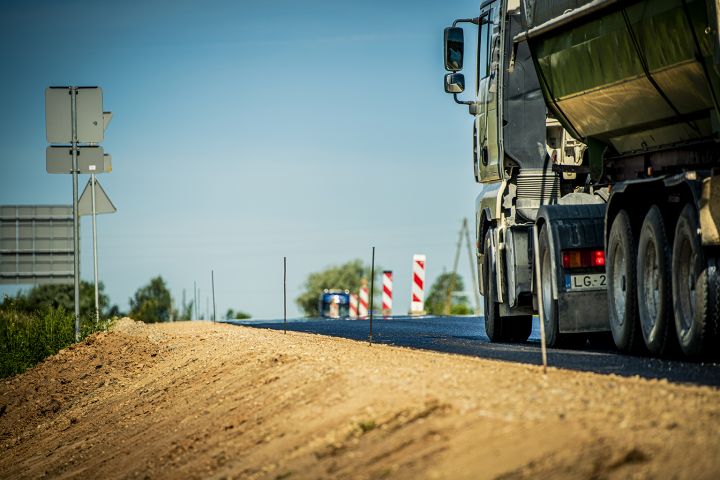 Būvdarbi notiek uz 4 ceļu posmiem Ogres novadā