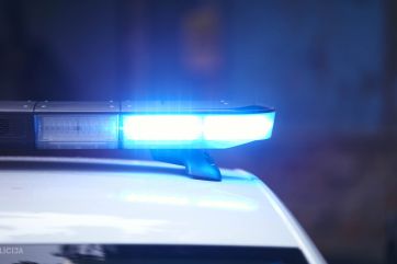 Attēls rakstam: Kamēr māte sit policistu, dēls izmūk