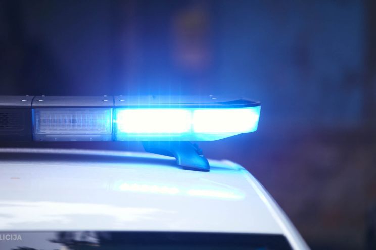 Attēls rakstam: Kamēr māte sit policistu, dēls izmūk