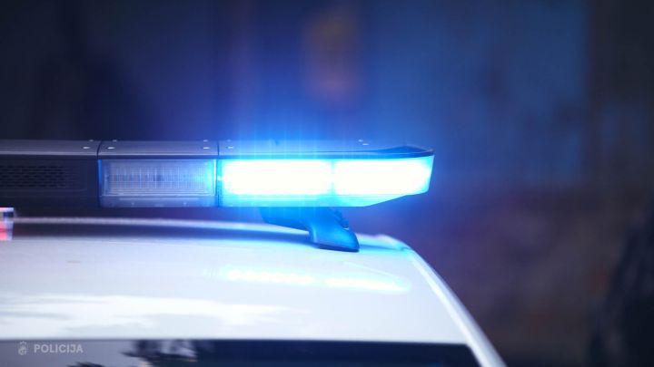 Kamēr māte sit policistu, dēls izmūk