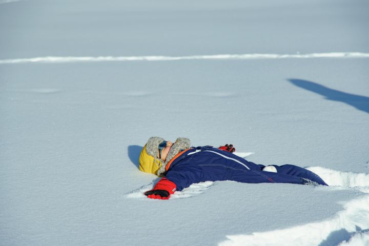 Ogrē vīrietis guļ sniegā 