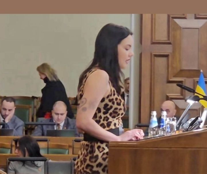 Leopards Saeimā: politika vai performance? Atkal kāds tērps izraisa viedokļu vētru