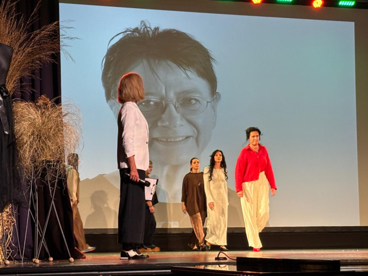 FOTO: &quot;Debesis vienmēr var pacelt augstāk...&quot; Lielvārdē aizvadīta krāšņa modes skate