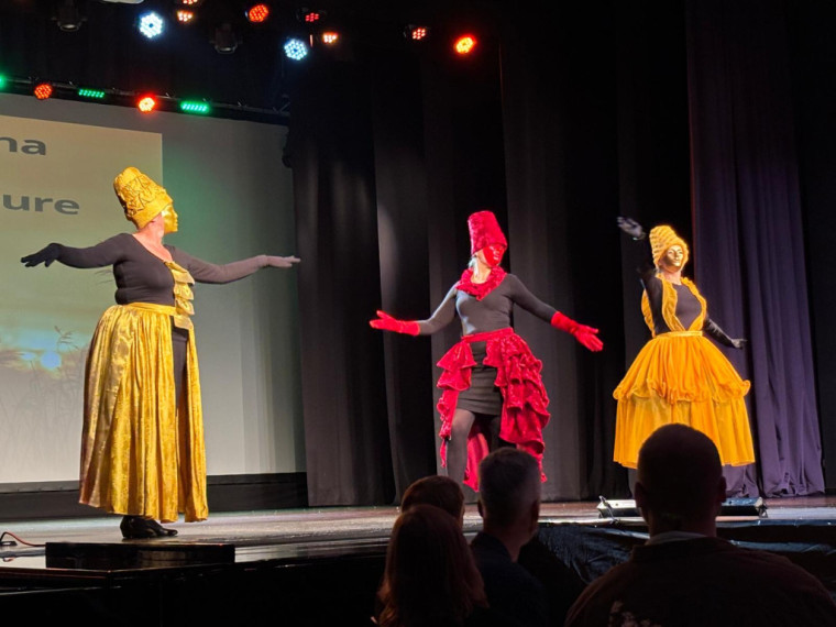 FOTO: &quot;Debesis vienmēr var pacelt augstāk...&quot; Lielvārdē aizvadīta krāšņa modes skate