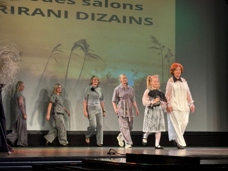 FOTO: &quot;Debesis vienmēr var pacelt augstāk...&quot; Lielvārdē aizvadīta krāšņa modes skate