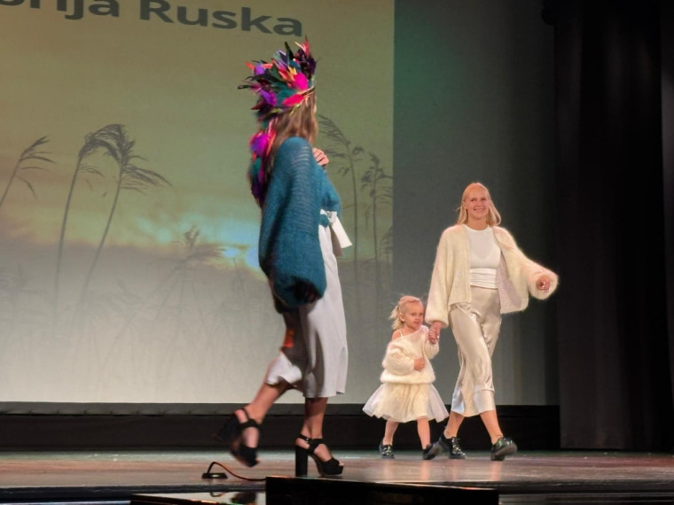 FOTO: &quot;Debesis vienmēr var pacelt augstāk...&quot; Lielvārdē aizvadīta krāšņa modes skate