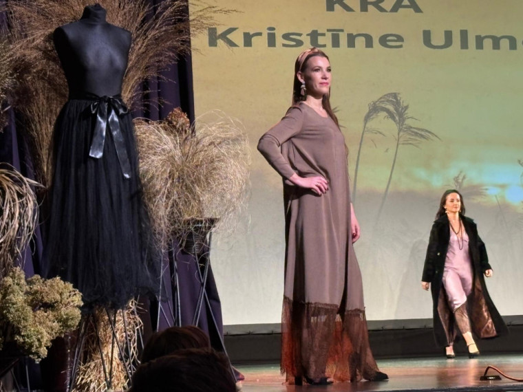 FOTO: &quot;Debesis vienmēr var pacelt augstāk...&quot; Lielvārdē aizvadīta krāšņa modes skate