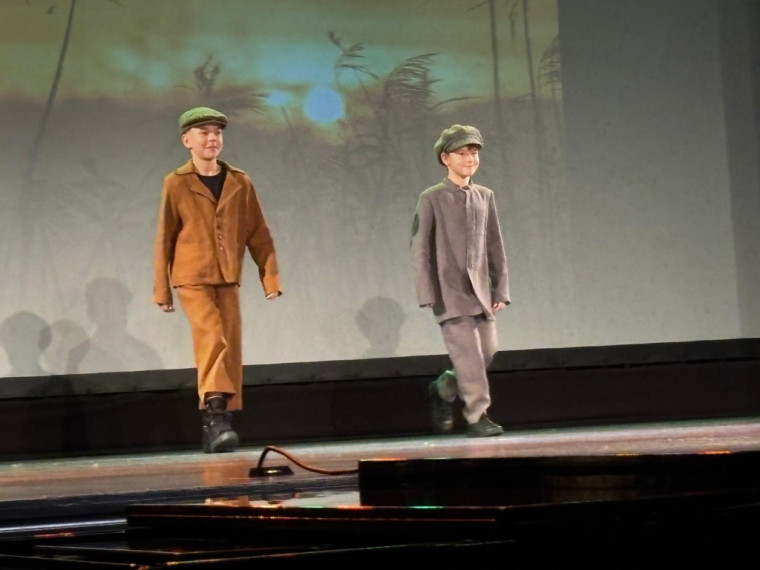 FOTO: &quot;Debesis vienmēr var pacelt augstāk...&quot; Lielvārdē aizvadīta krāšņa modes skate