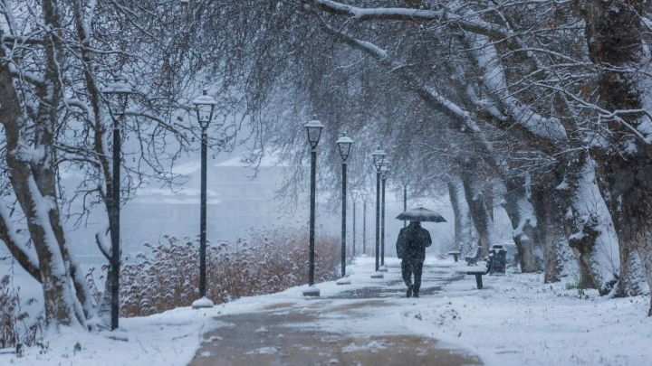 Cilvēki arī šodien turpina gūt traumas uz slidenām ielām