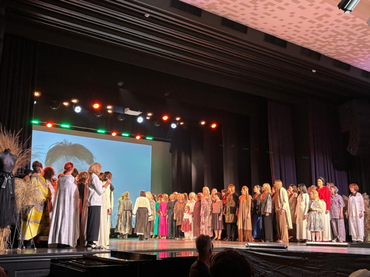 FOTO: &quot;Debesis vienmēr var pacelt augstāk...&quot; Lielvārdē aizvadīta krāšņa modes skate