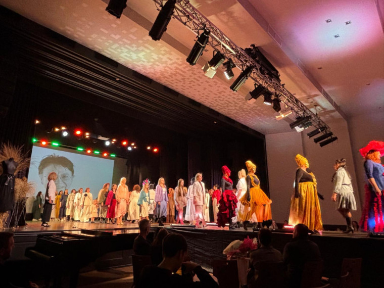 FOTO: &quot;Debesis vienmēr var pacelt augstāk...&quot; Lielvārdē aizvadīta krāšņa modes skate