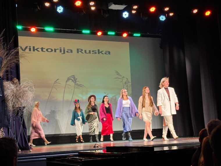 FOTO: &quot;Debesis vienmēr var pacelt augstāk...&quot; Lielvārdē aizvadīta krāšņa modes skate