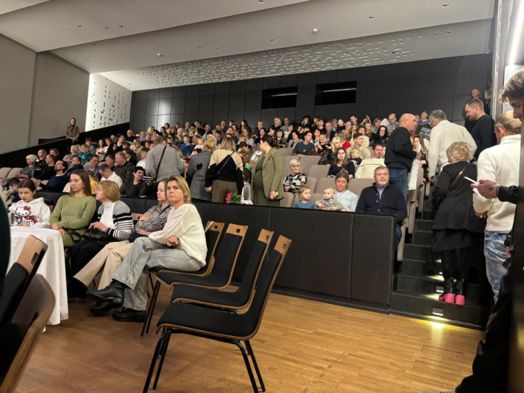 FOTO: &quot;Debesis vienmēr var pacelt augstāk...&quot; Lielvārdē aizvadīta krāšņa modes skate