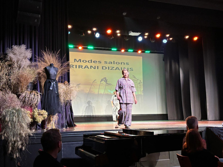 FOTO: &quot;Debesis vienmēr var pacelt augstāk...&quot; Lielvārdē aizvadīta krāšņa modes skate