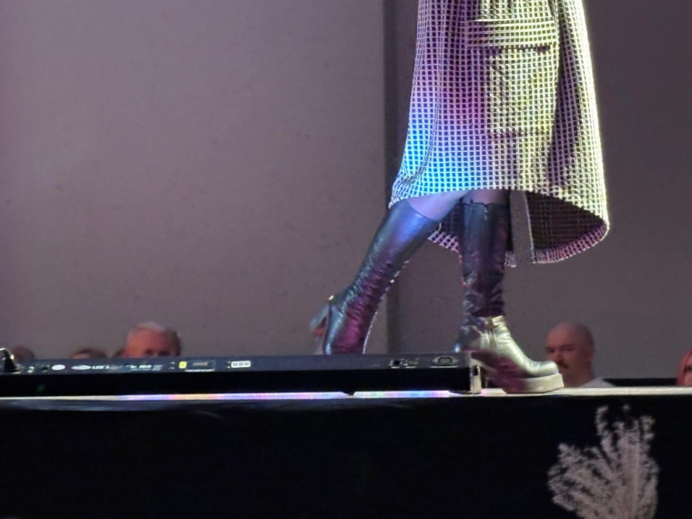 FOTO: &quot;Debesis vienmēr var pacelt augstāk...&quot; Lielvārdē aizvadīta krāšņa modes skate